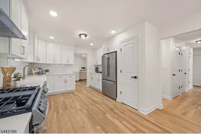 100 Pier Ln, Fairfield, NJ 07004 - Photo 10