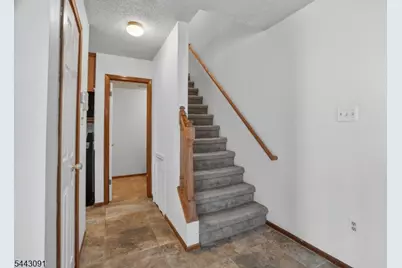 56 Portsmouth Ct, Hamburg, NJ 07419 - Photo 10