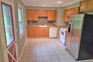 7 Jeanette Ln, Holland Township, NJ 08848 - Photo 2