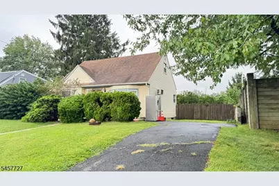 39 Windsor Dr, East Brunswick Township, NJ 08816 - Photo 4