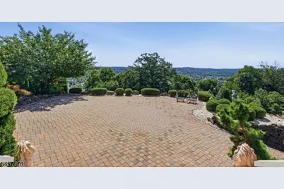 37 Mountainwood Ct, Totowa, NJ 07512 - Photo 4