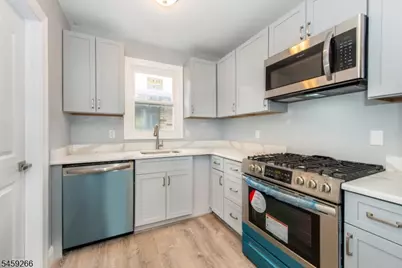 31 Mulberry St, Elmwood Park, NJ 07407 - Photo 2