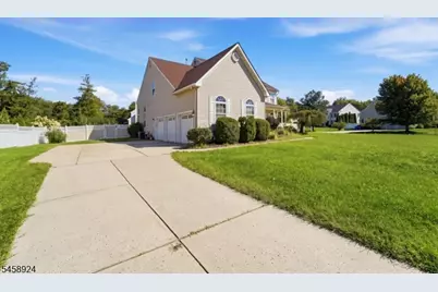 42 Margaret Dr, Franklin Township, NJ 08873 - Photo 2