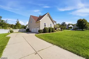 42 Margaret Dr, Franklin Township, NJ 08873 - Photo 2