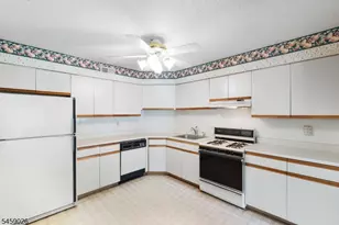 228 Drake Ln, Roxbury Township, NJ 07852 - Photo 4