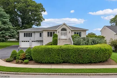 19 Brook Hollow Ct, Hawthorne, NJ 07506 - Photo 2