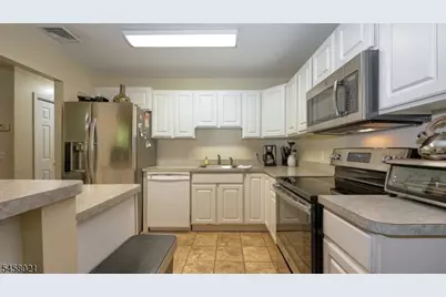 58 Parkside Ct, Wayne Twp., NJ 07470 - Photo 8
