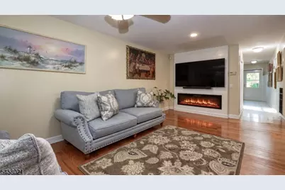 58 Parkside Ct, Wayne Twp., NJ 07470 - Photo 4