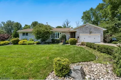 196 Hawthorne Dr, Clark Township, NJ 07066 - Photo 2