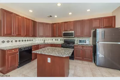 121 Turlington Ct, Livingston, NJ 07039 - Photo 4