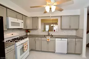 32 Rhea Run, Hampton Township, NJ 07860 - Photo 4