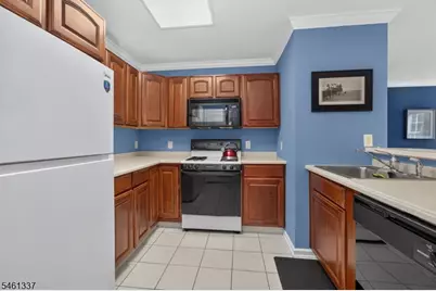 864 Honeybrook Cir, Lopatcong Township, NJ 08886 - Photo 8