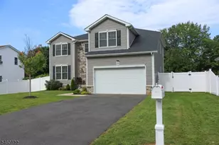 25 Ferro Monte Ave, Roxbury Township, NJ 07847 - Photo 2