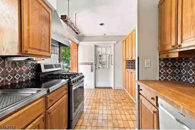 51 Valley View Ter, Wayne, NJ 07470 - Photo 10