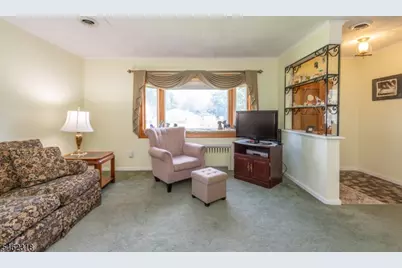 4 Sycamore Pl, Fairfield, NJ 07004 - Photo 6