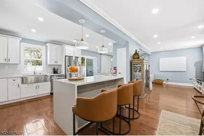 301 Roosevelt Ave, Hasbrouck Heights, NJ 07604 - Photo 6