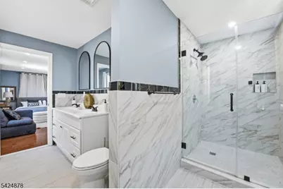 301 Roosevelt Ave, Hasbrouck Heights, NJ 07604 - Photo 16
