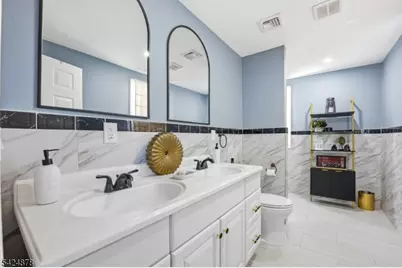 301 Roosevelt Ave, Hasbrouck Heights, NJ 07604 - Photo 10