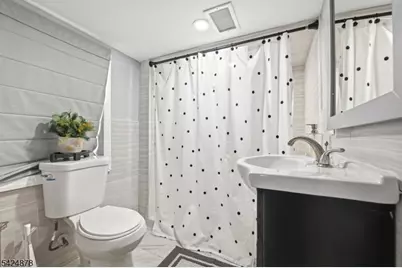 301 Roosevelt Ave, Hasbrouck Heights, NJ 07604 - Photo 26