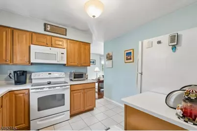 250 Nuthatch Ct, Readington, NJ 08887 - Photo 4
