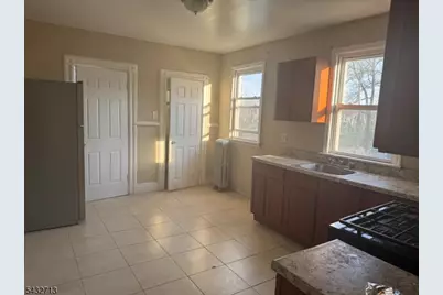 2 Hawthorne Pl, East Orange, NJ 07018 - Photo 4