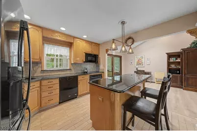 34 Cavell Pl, West Caldwell, NJ 07006 - Photo 10