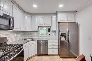 26 Townsend Ct, Franklin Township, NJ 08823 - Photo 4