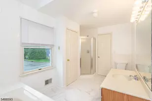 86 Point View Pkwy, Wayne Twp., NJ 07470 - Photo 18