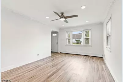28 Newport Ave, Franklin Township, NJ 08873 - Photo 4