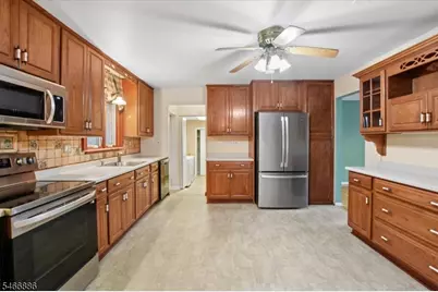 2 Candlewood Ct, Parsippany, NJ 07054 - Photo 8