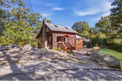 14 Saugtaug Trl, Byram Township, NJ 07821 - Photo 2