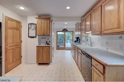 52 Crescent Rd, Livingston, NJ 07039 - Photo 4