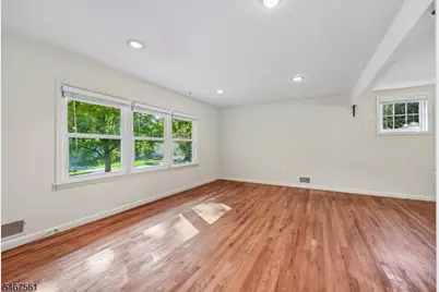 7 Tanglewood Dr, Livingston, NJ 07039 - Photo 4
