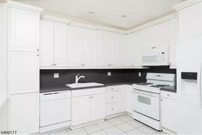 389 Summerhill Dr, Parsippany, NJ 07950 - Photo 10