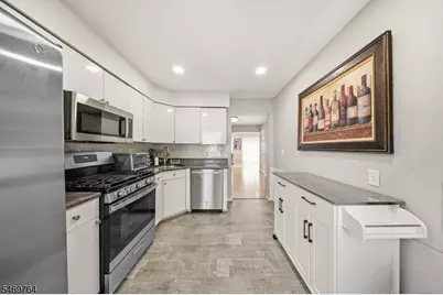 6102 N Oaks Blvd, North Brunswick Township, NJ 08902 - Photo 4