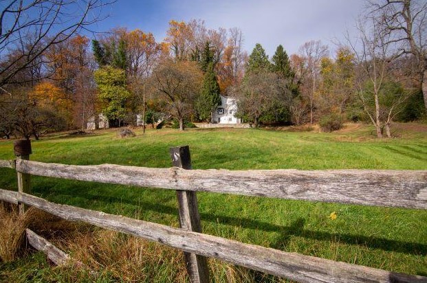 560 Delaware Dr, Easton, PA 18042-1630