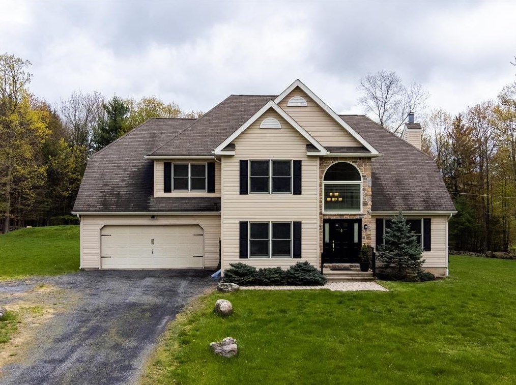 1176 Sierra Trails Dr Middle, East Stroudsburg, PA 18302
