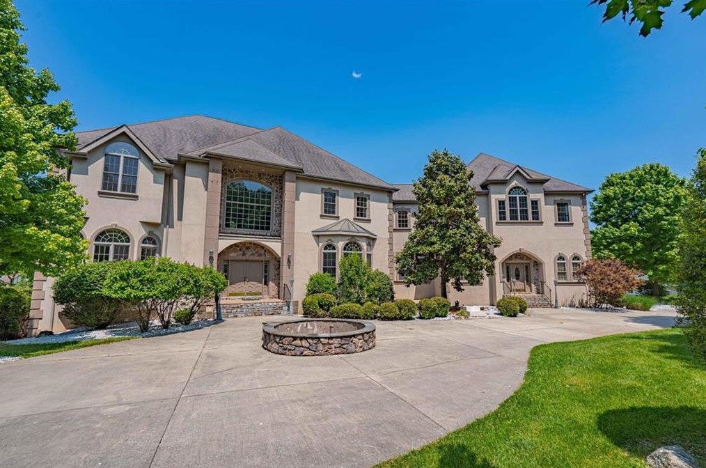 2175 Augusta Dr, Center Valley, PA 18034-8940