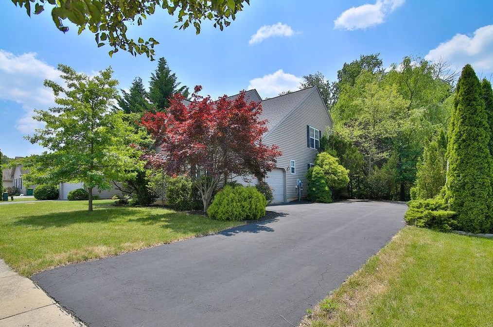 2049 Rolling Meadow Dr, Macungie, PA 18062