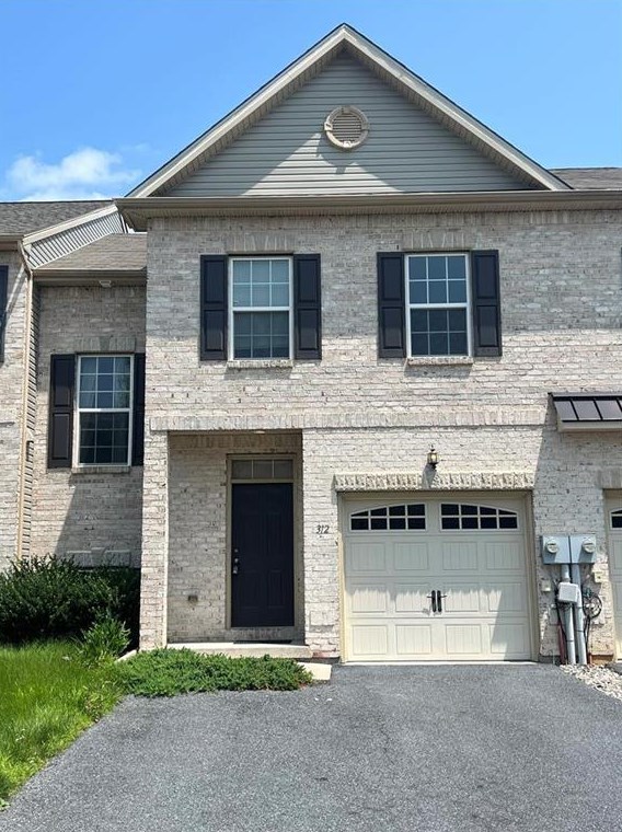 312 Milkweed Dr, Allentown, PA 18104-8213