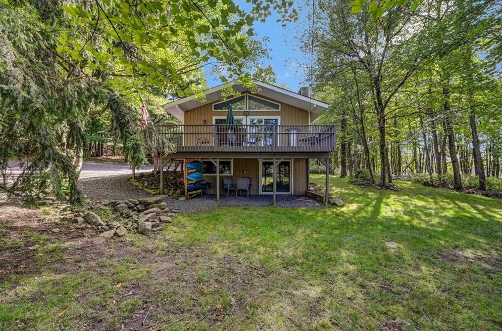 1046 Clover Rd, Long Pond, PA 18334-7876