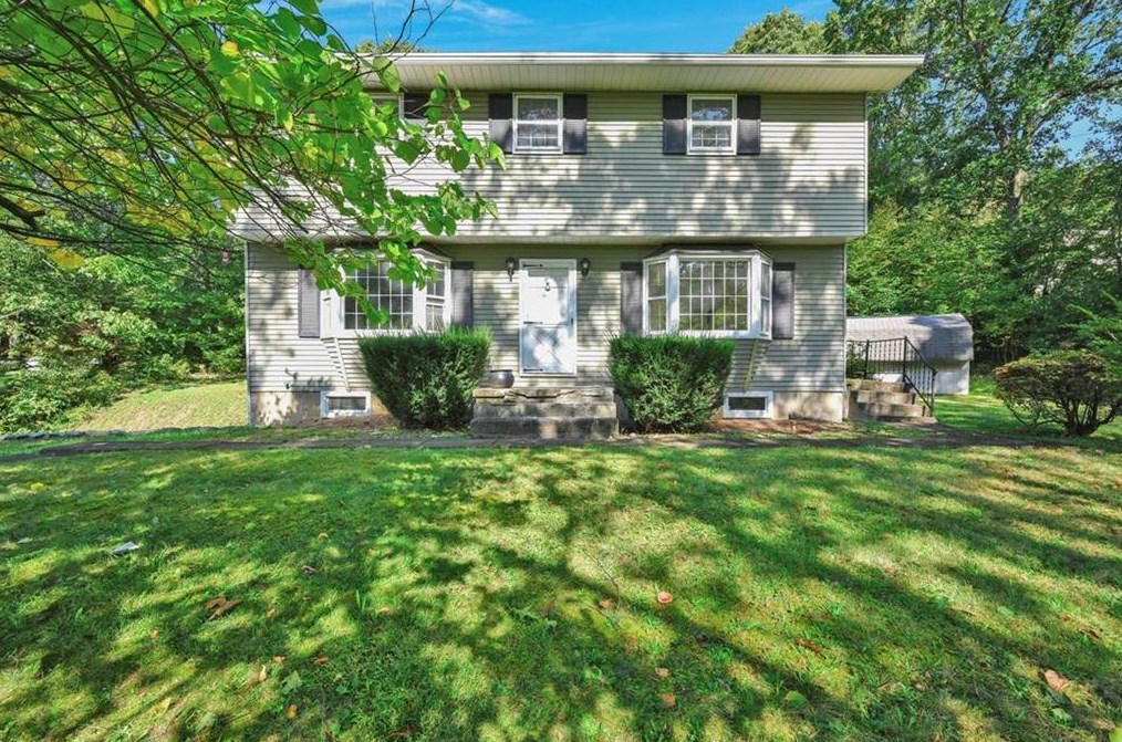 1041 Constitution Ave, Pen Argyl, PA 18072-9706