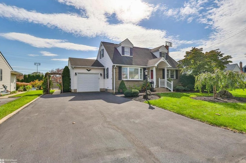 36 Mitchell Ave, Nazareth, PA 18064-1733