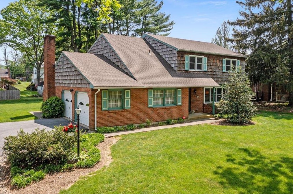 34 Iroquois St, Emmaus PA  18049-2818 exterior