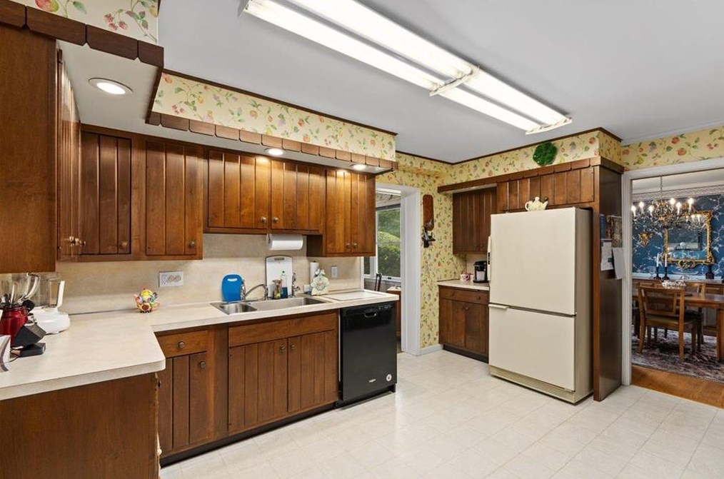 34 Iroquois St, Emmaus PA  18049-2818 exterior