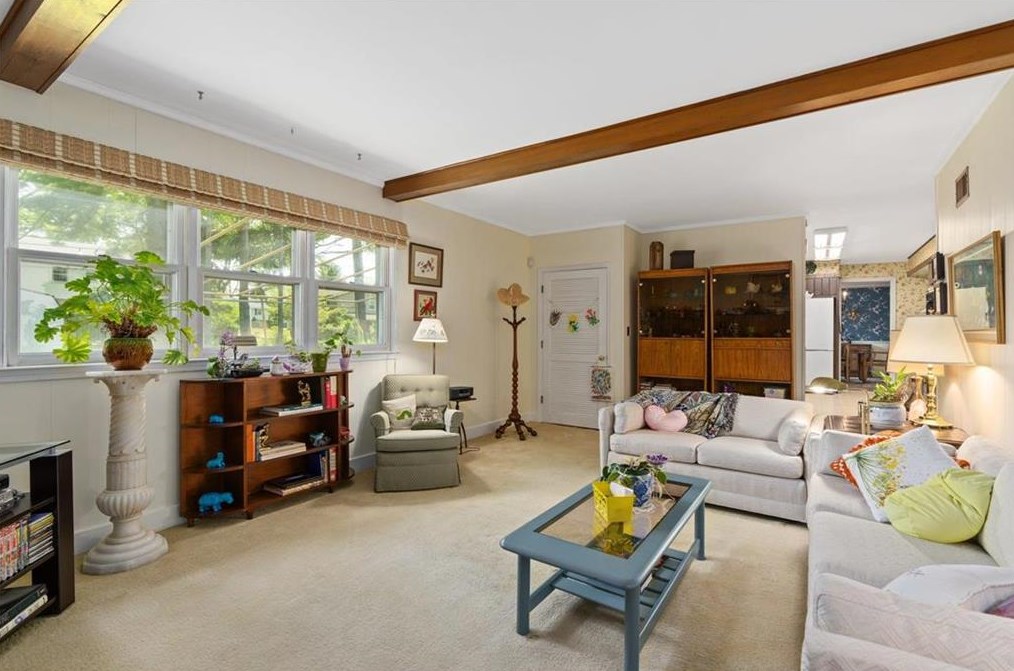 34 Iroquois St, Emmaus PA  18049-2818 exterior