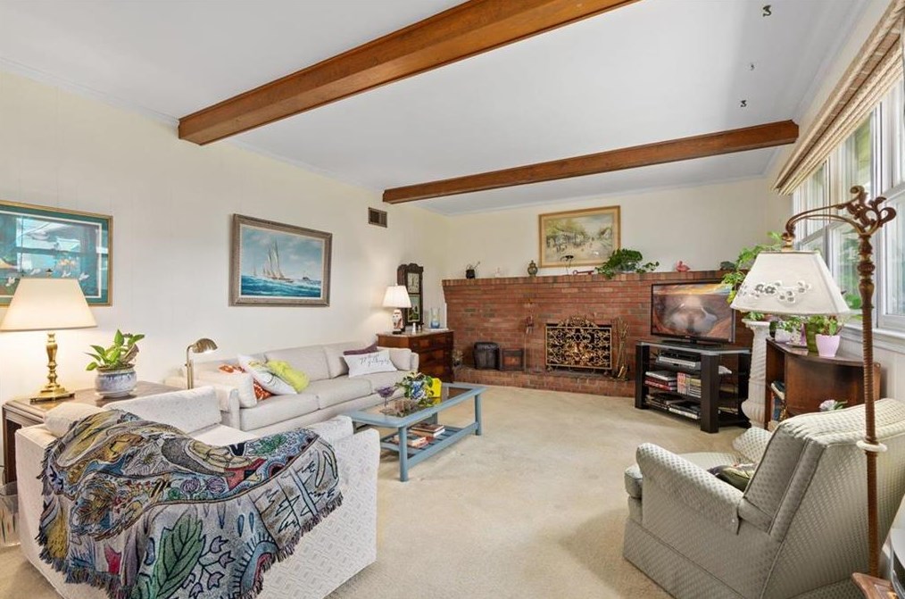 34 Iroquois St, Emmaus PA  18049-2818 exterior