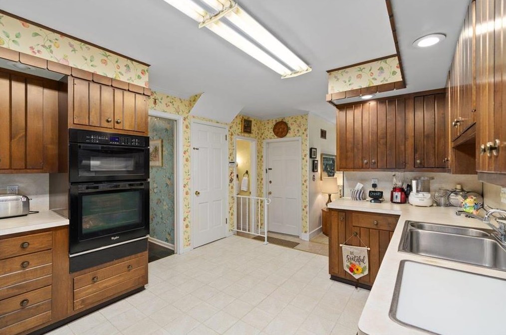 34 Iroquois St, Emmaus PA  18049-2818 exterior