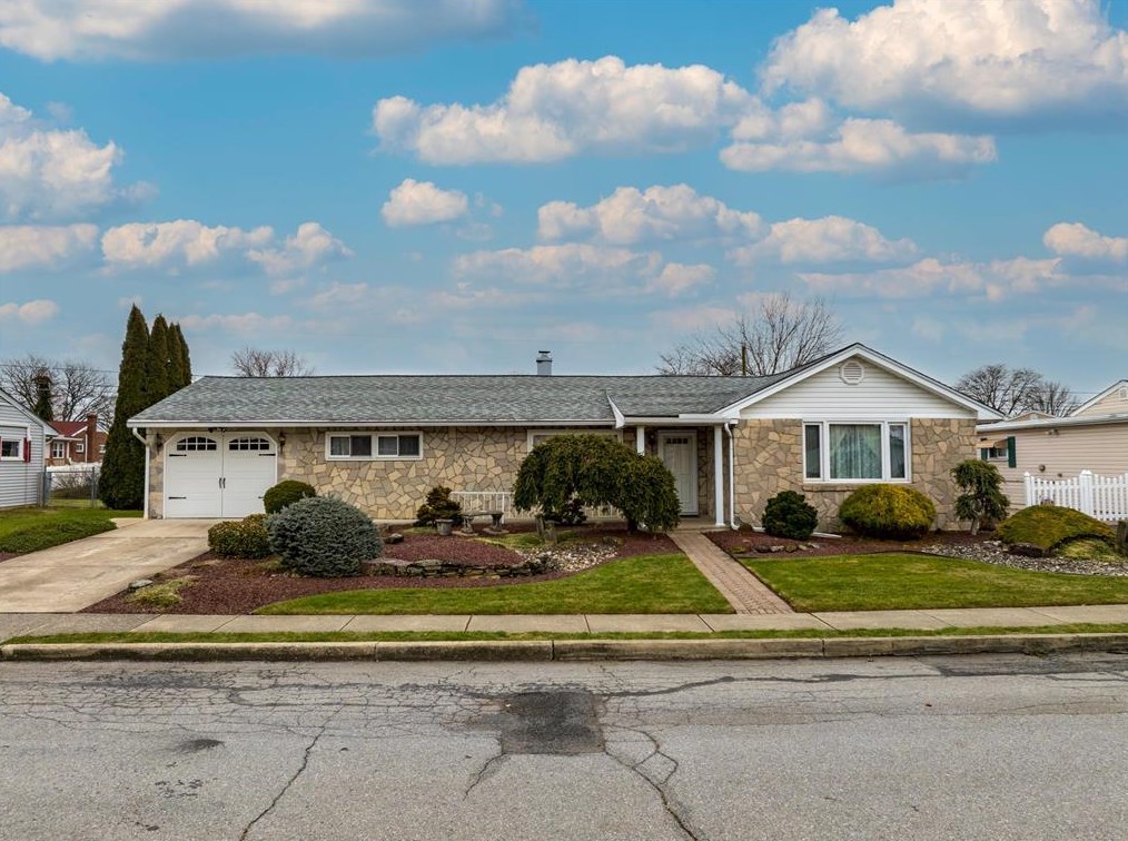 52 Magna Dr, Ironton, PA 18037