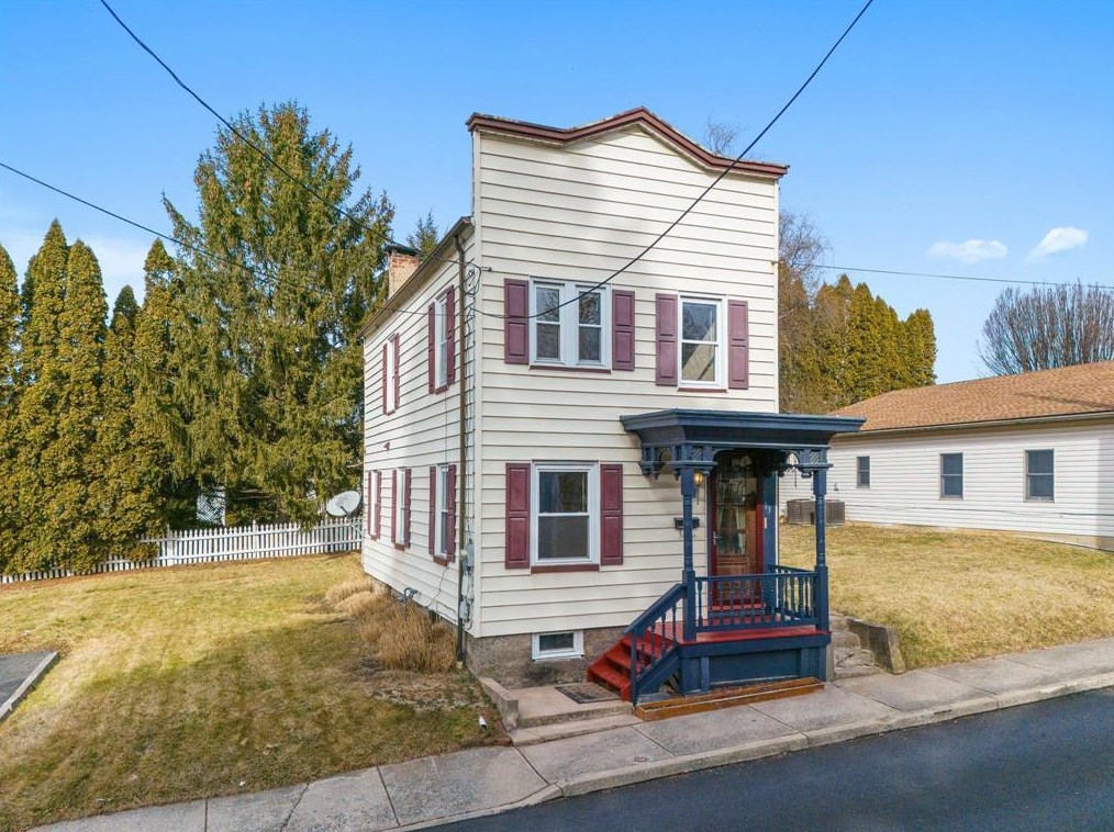 13 Walnut St, Nazareth, PA 18064-2102